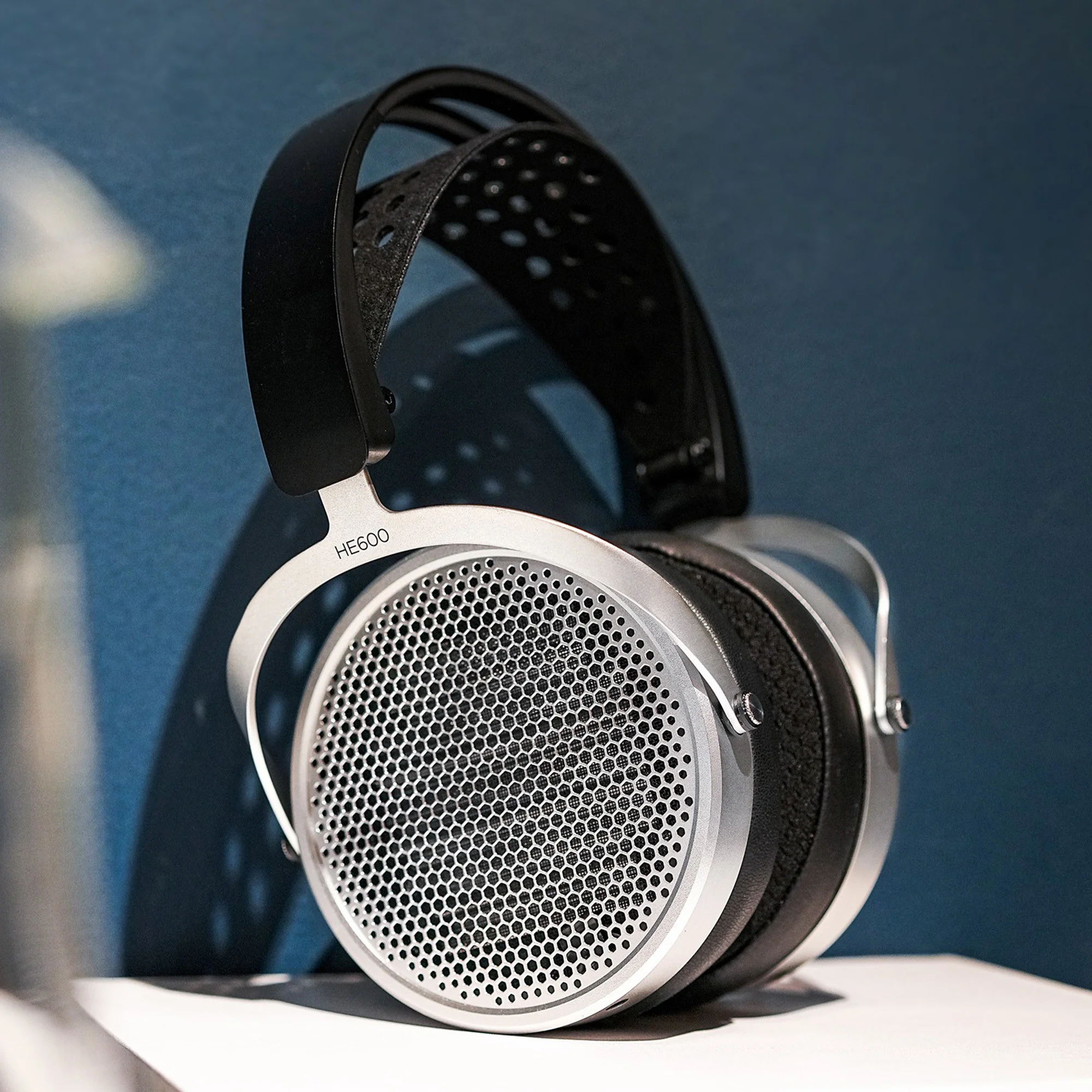 HiFiMAN HE600 Planar Magnetic Headphones - Image 4